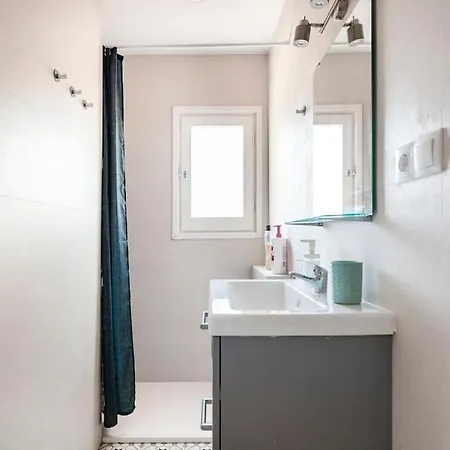 Newly Renovated Cozy On A Hill Apartment *