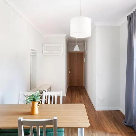 Newly Renovated Cozy On A Hill Apartment *